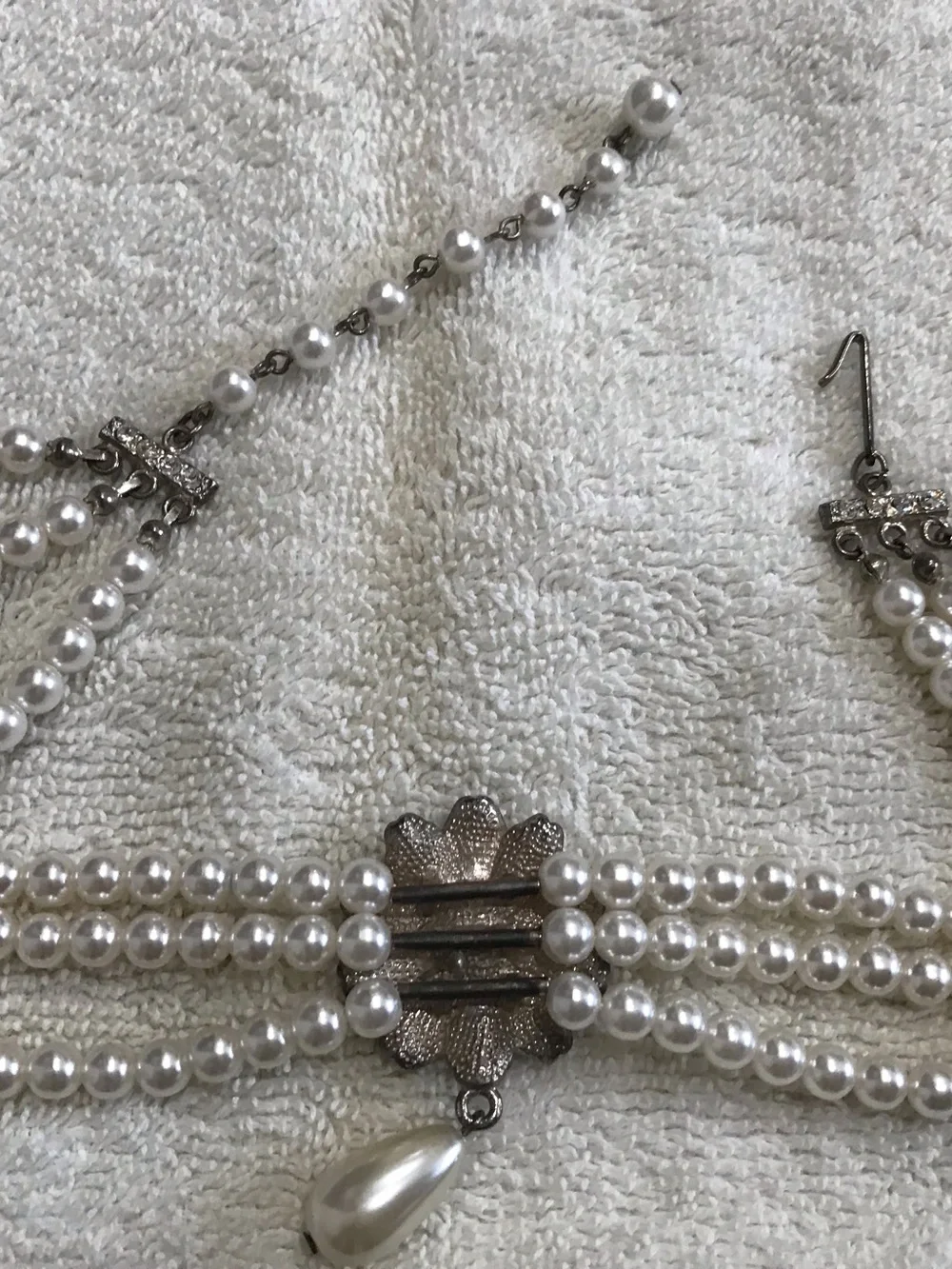 Vintage-Inspired Pearl Choker Necklace with Teardrop Pendant